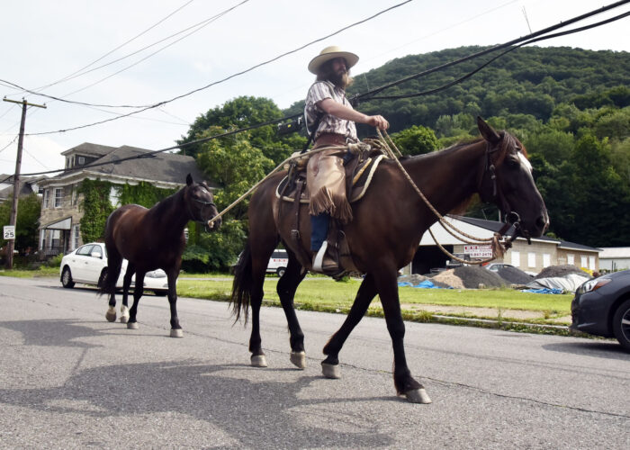 Man riding across America on horseback treks through Pennsylvania